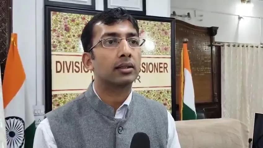 Div Com Kashmir reviews progress of re-creation of dilapidated Massavies, digitisation of Jamabandis