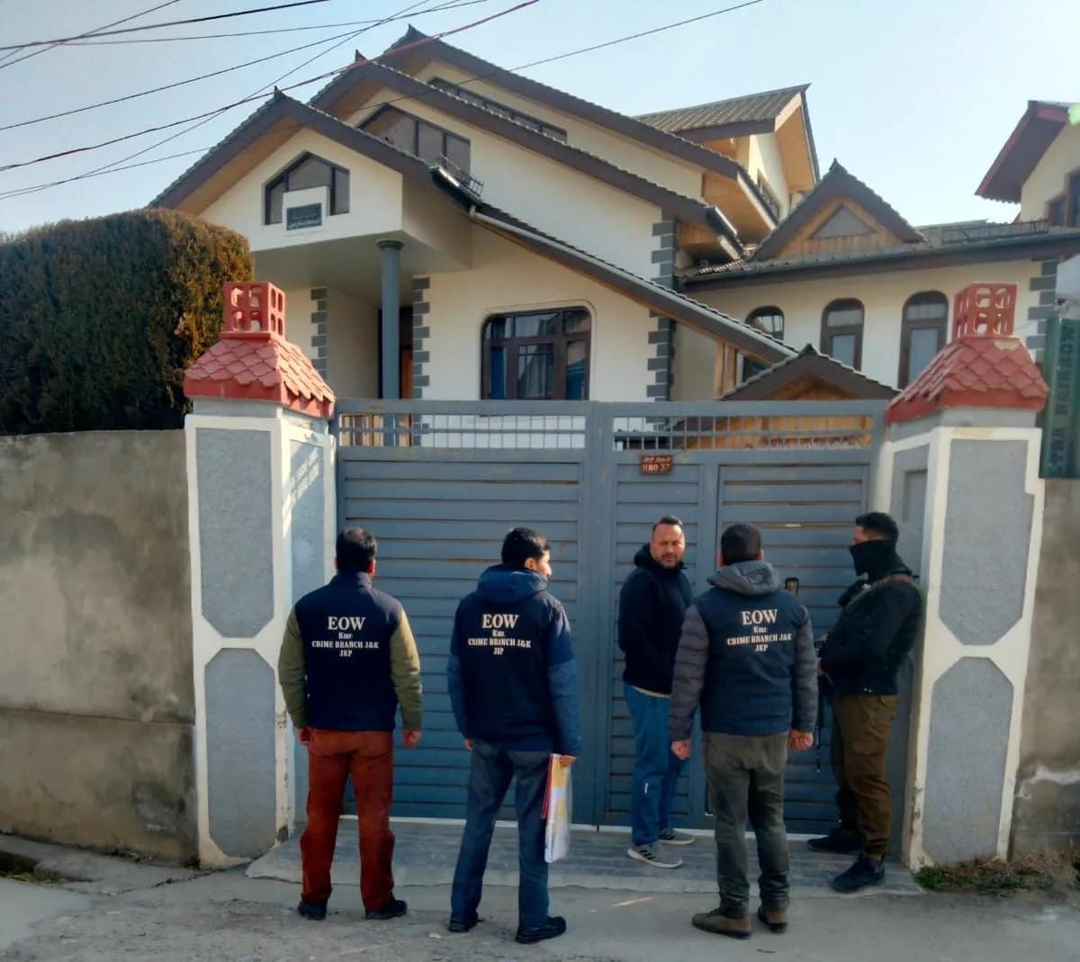 EOW Kashmir conducts raids in Shopian, Budgam in HDFC Bank fraud case, five employees nabbed
