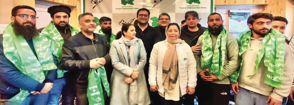 Scores of workers from Habba Kadal join PDP